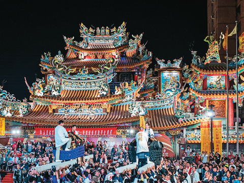 在松山慈祐宮前,上演日式撞神轎祈福活動,感受近百人扛起大神轎互相衝撞的壯觀場面。