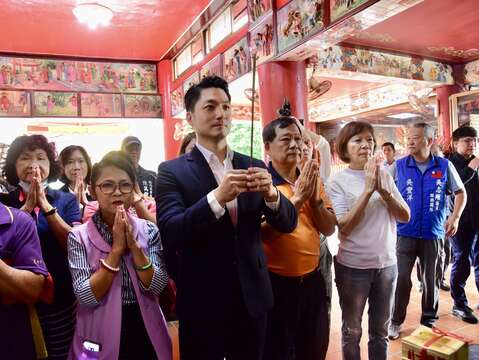 蔣市長於記者會前至福德爺長慶廟上香祈福(圖片來源：臺北市政府文化局)