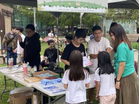 民眾於現場攤位互動(圖片來源：臺北市商業處)