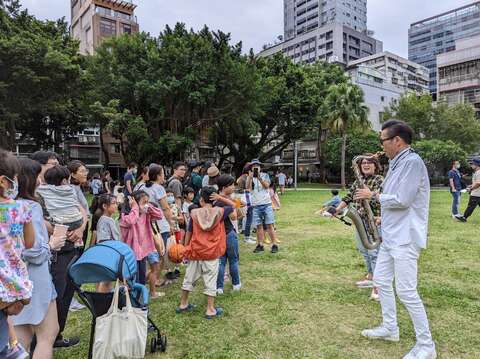 草地音樂會-薩克斯風表演(圖片來源：臺北市商業處)