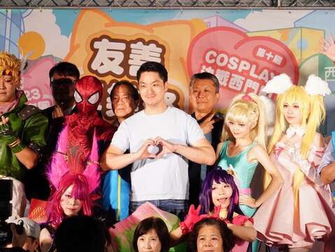 蔣萬安參加第十屆Cosplay決戰西門町與Coser合影(圖片來源：臺北市政府秘書處媒體事務組)