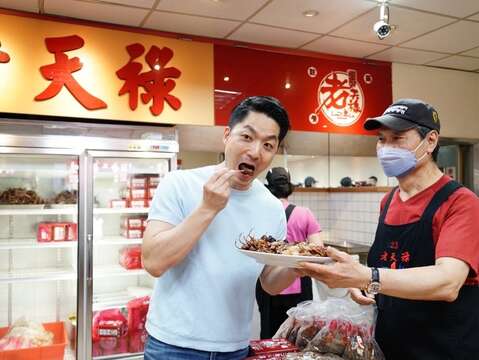 蔣萬安試吃老天祿滷味(圖片來源：臺北市政府秘書處媒體事務組)