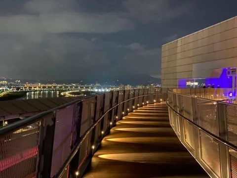 屋頂花園，漫步城市之環賞夜景(圖片來源：臺北市政府觀光傳播局)