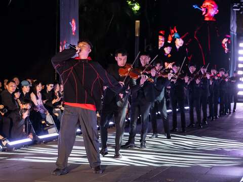 客家新生代饒舌歌手Yappy及弦樂手精彩跨界演出，呈現ALLENKO3（柯瑋倫）作品(圖片來源：臺北市政府文化局)