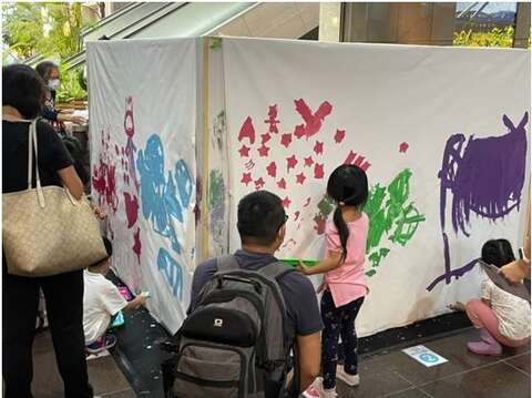 活動鼓勵小朋友們大膽玩藝術、勇敢的創作(圖片來源：臺北市政府社會局)