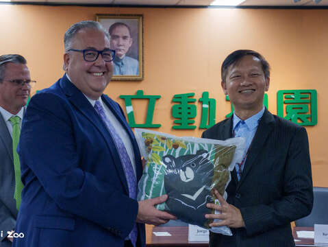 教育局鄧進權副局長致贈黑熊抱枕與美國休士頓旅遊局Jorge Franz局長(圖片來源：臺北市立動物園)
