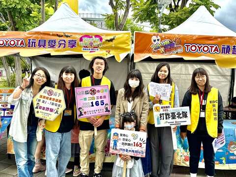 打詐臺北隊陪小朋友一起反詐騙(圖片來源：臺北市政府警察局犯罪預防科)