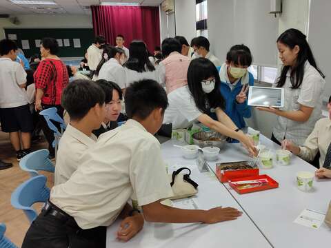 品嚐大稻埕美食(圖片來源：臺北市政府教育局)