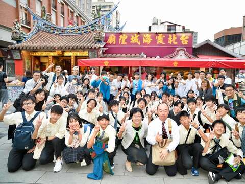 臺日師生大合照(圖片來源：臺北市政府教育局)