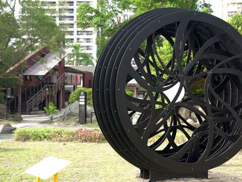 步里赫森作品《光核》設置於瓶蓋工廠台北製造所日景(圖片來源:臺北市政府文化局)