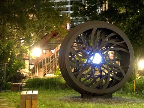 步里赫森作品《光核》設置於瓶蓋工廠台北製造所夜景(圖片來源:臺北市政府文化局)