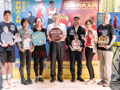 左起曾上祐導演、伍心瑜導演、鄭雅慧評審、高寶華局長、折翼姊妹潘宇綱導演(Joseph Mangat)、蔡佳璇導演、郭力昕教授(圖片來源:臺北市政府勞動局)