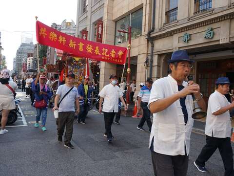 共樂軒子弟們仿古禮吹鑼打鼓，拉紅布條，昭告鄉里，為新書發表會宣傳(圖片來源：臺北市政府文化局)