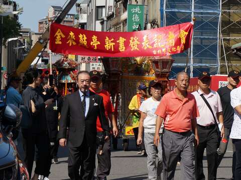 在台北共樂軒民藝文化協會理事長王崑文(圖右)及軒社元老頭人蔡金塗先生公子蔡桂良帶領下，共樂軒及金來鼓亭兩樂團子弟一起遶境宣傳新書發表(圖片來源：臺北市政府文化局)