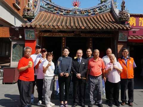 前排右起陳德星堂總幹事陳裕乾、台北霞海城隍廟管理人陳文文、台北共樂軒民藝文化協會理事長王崑文及遠從日本回台的蔡桂良夫婦一起至城隍廟前報告新書出版喜訊(圖片來源：臺北市政府文化局)
