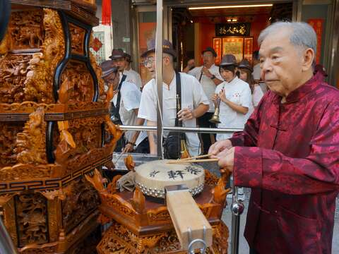 高齡86歲的陳金來藝師親自演出，帶領年輕子弟一起為新書發表會開場(圖片來源：臺北市政府文化局)
