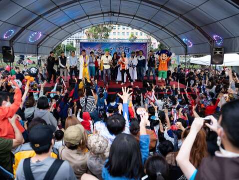 大朋友小朋友聚集於舞台前參加有獎徵答活動(圖片來源:臺北市商業處)