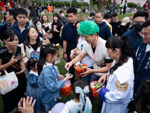 蔣萬安市長發糖,有給糖別搗蛋(圖片來源:臺北市商業處)
