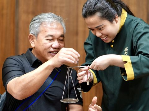 東南亞旅行業者參觀中藥行並參加體驗活動(圖片來源：臺北市政府觀光傳播局)