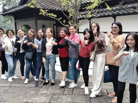 東南亞旅行業者於北投文物館前合影(圖片來源：臺北市政府觀光傳播局)