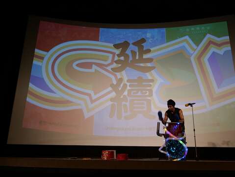 開場表演，由曾赴英國愛丁堡藝穗節街頭演出的Han Beat 吳承翰帶來演出(圖片來源：臺北市市場處)