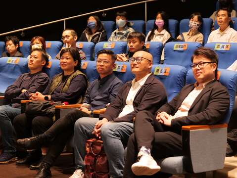 四位導演與產業局陳俊安局長一同欣賞首映(圖片來源：臺北市市場處)