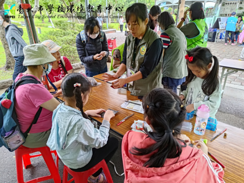 中心教師解說種子口笛製作方法。(圖片來源：臺北市政府教育局)