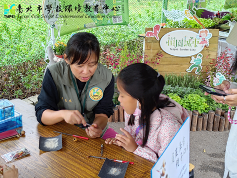 中心教師詳細說明種子構造與口笛製作訣竅。(圖片來源：臺北市政府教育局)