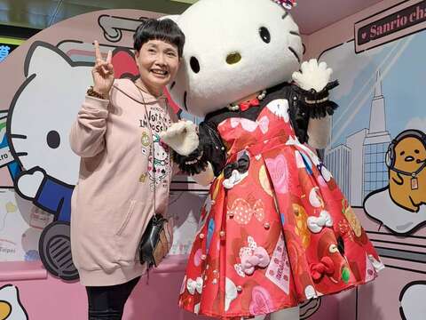 與HELLO KITTY開心合影(圖片來源:臺北大眾捷運股份有限公司)
