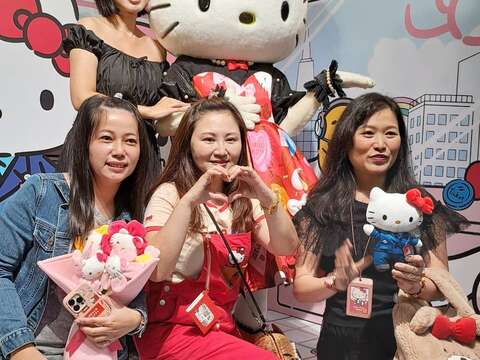 熱情粉絲與HELLO KITTY合影(圖片來源:臺北大眾捷運股份有限公司)
