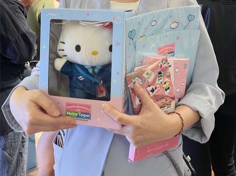 對三麗鷗商品愛不釋手(圖片來源:臺北大眾捷運股份有限公司)