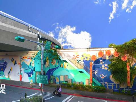 臺北新畫堤 民生逐水循跡 位於民權大橋底下的堤壁(圖片來源：臺北市政府工務局水利工程處)