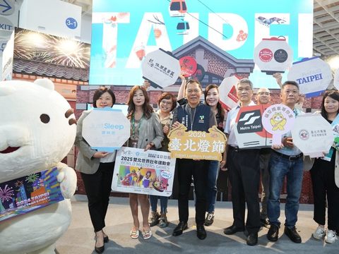 台北市旅行公會駱炫宏理事長、臺北市觀傳局王秋冬局長、臺北捷運公司詹文滔副總經理、臺北市萬華街區發展協會洪文和理事長與臺北館業者於舞臺區大合照(圖片來源：臺北市政府觀光傳播局)