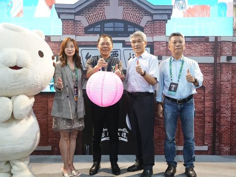 左起台北市旅行公會駱炫宏理事長、臺北市觀傳局王秋冬局長、臺北捷運公司詹文滔副總經理、臺北市萬華街區發展協會洪文和理事長一同點亮2024台北燈節燈籠，為臺北館拉開序幕(圖片來源：臺北市政府觀光傳播局)