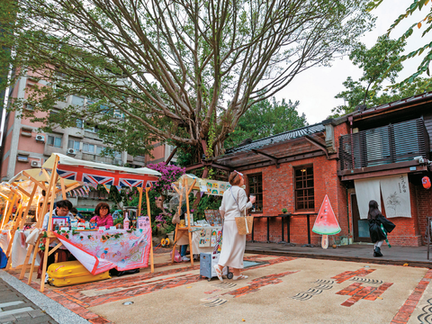 榕錦時光生活園區秋、冬季每週末都會舉辦市集，吸引許多遊客前來遊逛。（攝影／翁睿坤）