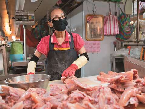 P26 圖2_「瑞安土雞土鴨店」每日出貨量大，攤位仍然保持光潔。