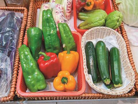 P26 圖3_「三日蔬果行」將蔬果陳列於籃中，視覺上更具質感。