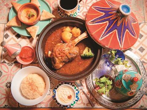 P29圖3_以多種摩洛哥香料燉煮的「老饕最愛燉羊膝」，肉質鮮嫩，沒有腥羶味。