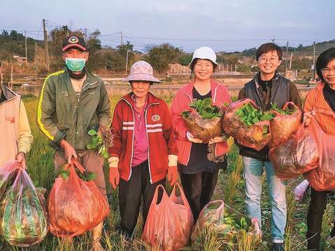 P40 圖1 孫士姍（右二）創辦的銀色大門串聯長輩、友善小農及老人食堂，共創銀髮商機。@銀色大門