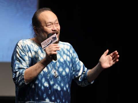 《行過》紀錄片主角之一_謝宇威老師於當代敘事影展閉幕式演唱(圖片來源：臺北市政府客家事務委員會)