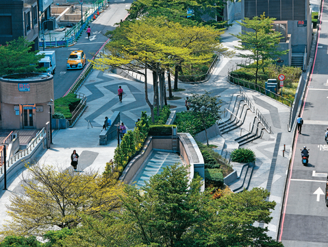 台北市政府將心中山線形公園改造後，不僅讓行人步行環境變得舒適，也美化了街景。