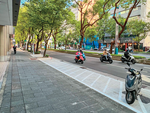 挖設機車停車彎，讓機車退出人行道，還給行人安全舒適的步行空間。