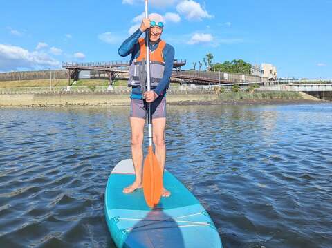 SUP立式划槳(圖片來源：臺北市政府體育局)