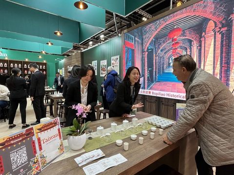 觀傳局以臺北好茶融入台灣茶館特色,以茶會友。(圖片來源:臺北市政府觀光傳播局)