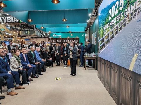 觀傳局向業者宣傳2025雙北世界壯年運動會,歡迎國際旅客來臺北參賽及旅遊。(圖片來源:臺北市政府觀光傳播局)