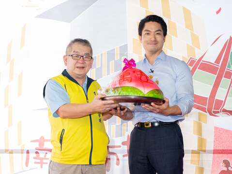 南門市場自治會王銓國會長,贈送蔣市長一顆寓意市政平安的「萬安」字樣壽桃(圖片來源:臺北市市場處)