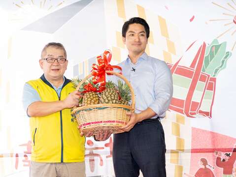 市長回贈一籃新鮮鳳梨水果籃，祝福所有攤商生意興隆旺旺來(圖片來源：臺北市市場處)