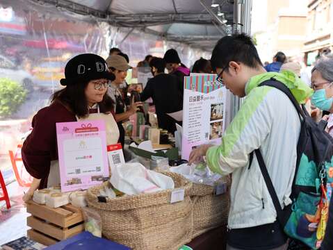 112年輔導店家日益豐禾與民眾互動(圖片來源：臺北市商業處)