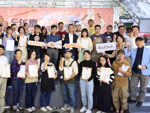 臺北市商業處高振源處長(左7)、臺北市商圈產業聯合會洪文和理事長(左8)、貴賓及23家輔導店家大合影(圖片來源：臺北市商業處)