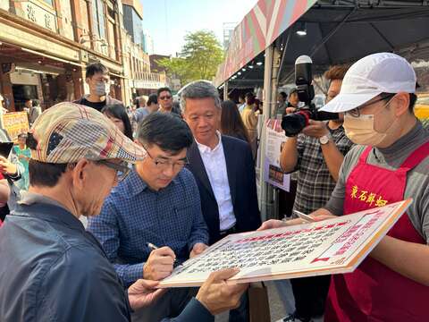 臺北市商業處高振源處長與112年輔導店家東石鮮蚵互動(圖片來源：臺北市商業處)